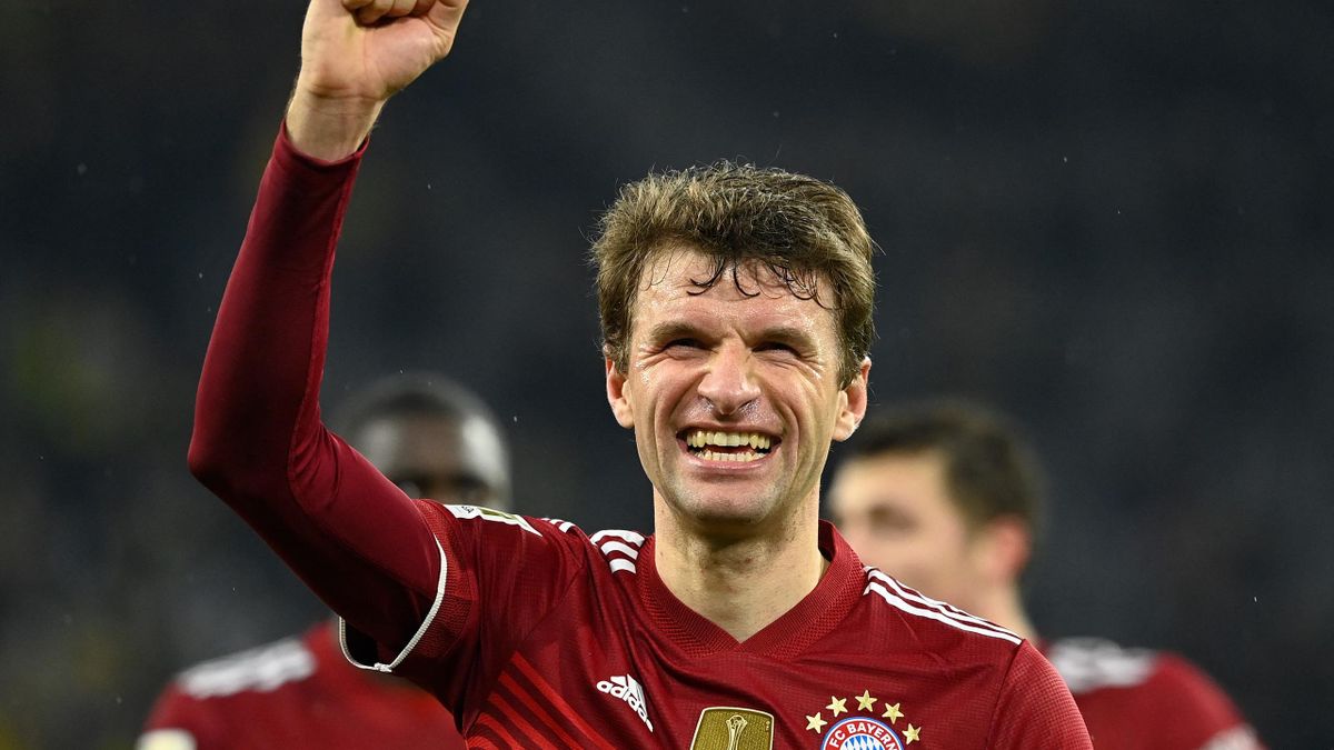 Thomas Müller mit kuriosem Geschenk an jungen Bayern-Fan