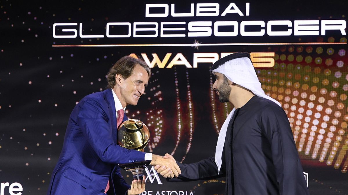 Roberto Mancini premiato miglior tecnico del 2021 al Globe Soccer Awards