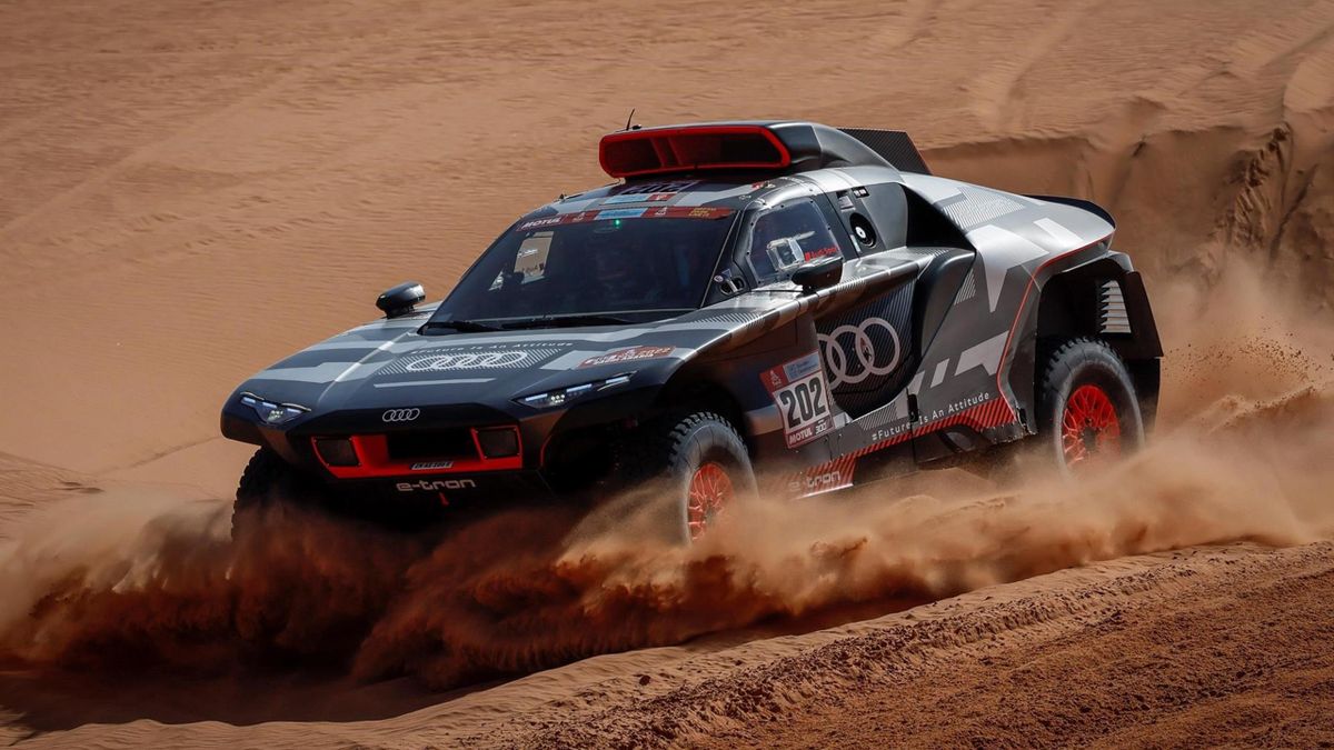 El piloto Carlos Sáinz y su copiloto Lucas Cruz, durante la séptima etapa del Rally Dakar 2022 entre Riad y Al Dawadimi, este domingo en Arabia Saudí.