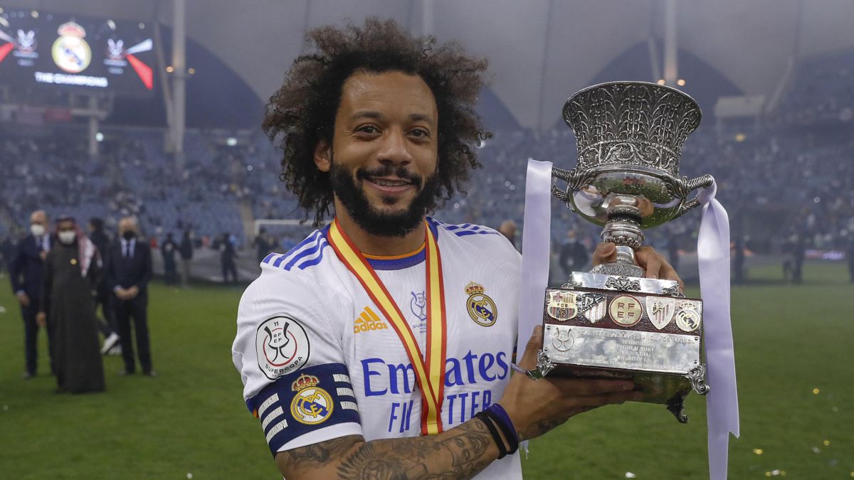 Marcelo (Real Madrid) con el trofeo de la Supercopa