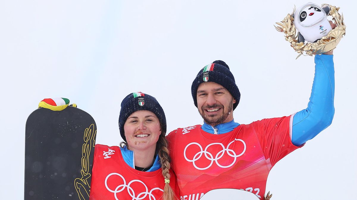 Michela Moioli e Omar Visintin festeggiano l'argento olimpico nello Snowboard Cross misto a squadre conquistato ai Giochi di Pechino 2022