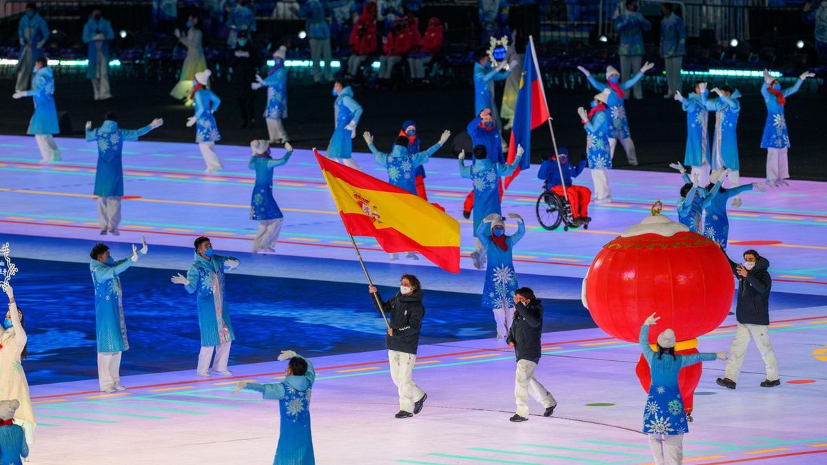 Vic González y Pol Makuri, durante la ceremonia inaugural de los Juegos Paralímpicos de Pekín 2022