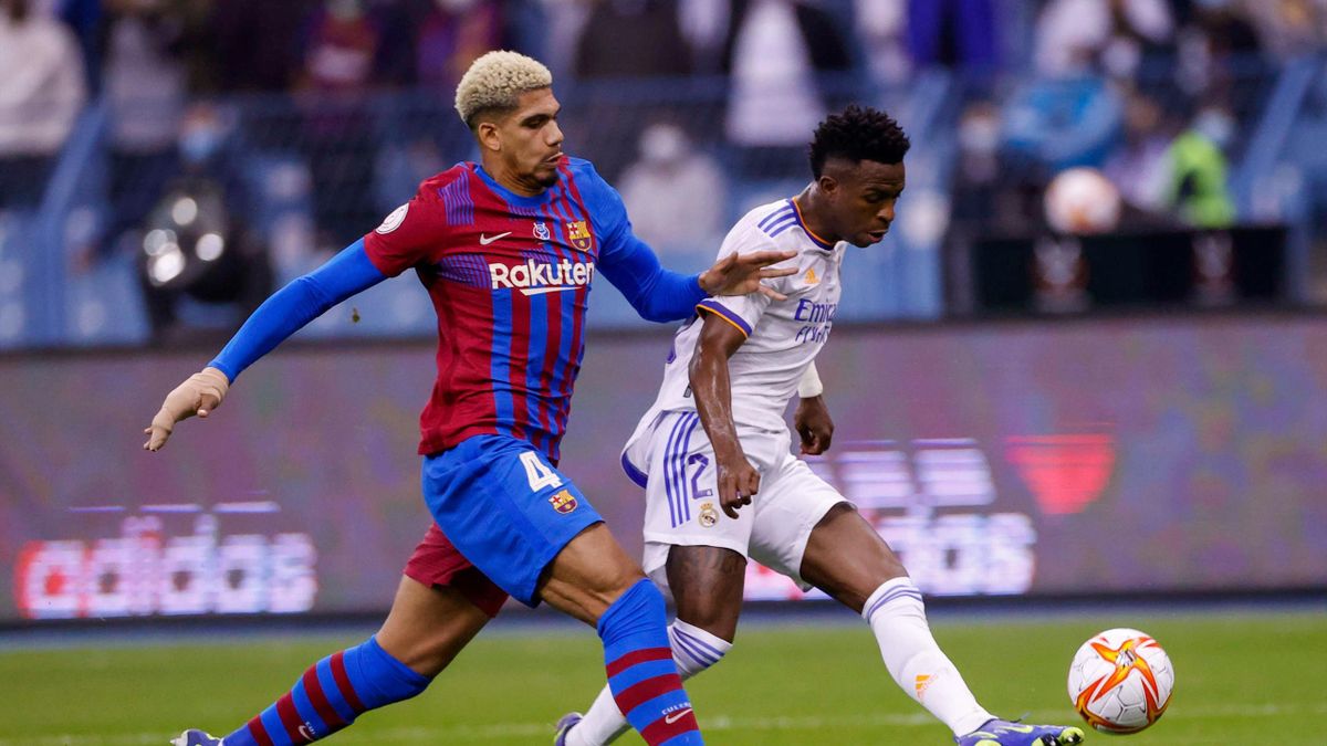 Vinícius y Aráujo pelean un balón en el Real Madrid-Barcelona