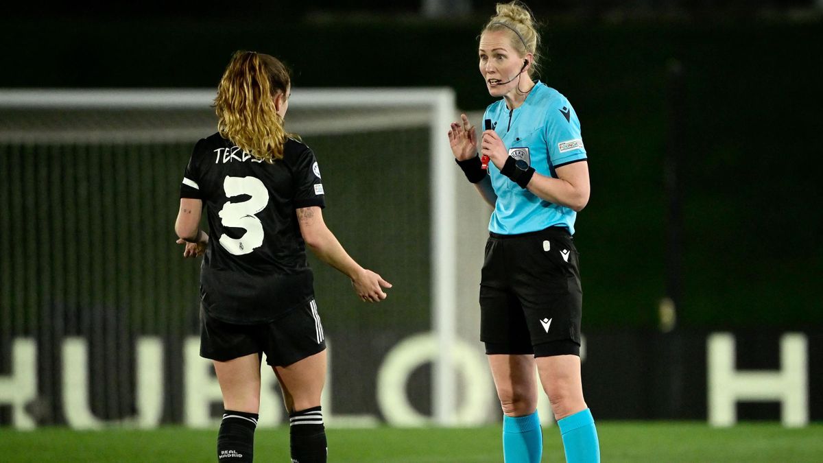 Teresa Abelleira (L) talks with Finish referee Lina Lehtovaara during the women's UEFA Champions League quarter final