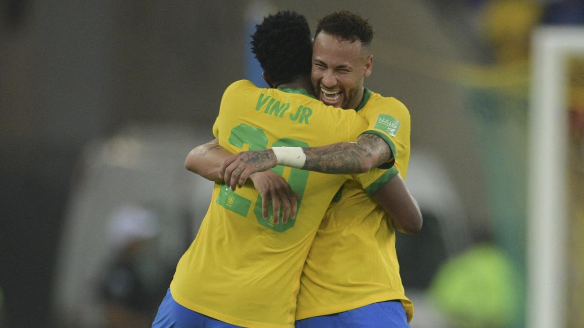 Vinícius y Neymar celebran un gol en el Brasil-Chile