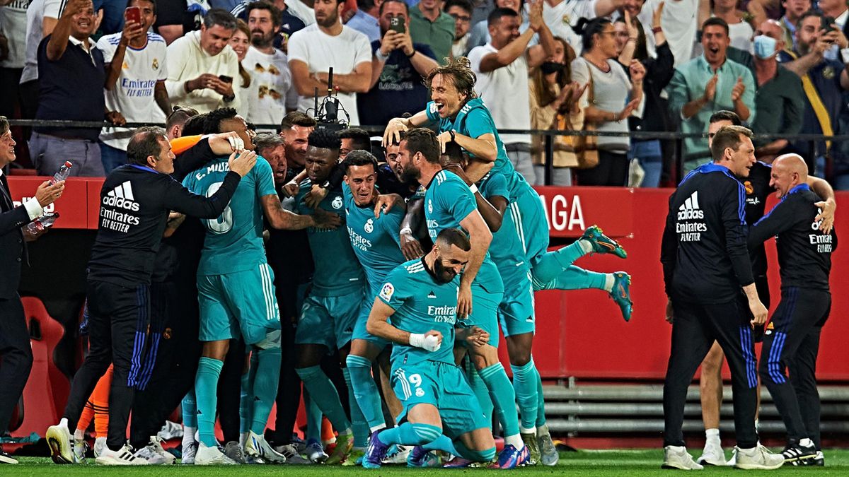 La magie Real Madrid a encore frappé, avec un but de Benzema sur la pelouse de Séville : "On commence à s'y habituer" - Eurosport