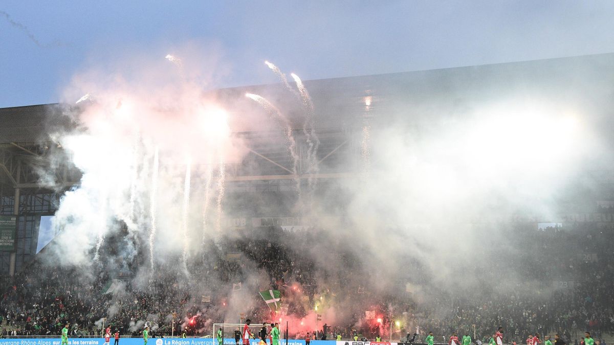 Des supporters de Saint-Etienne lancent des fumigènes et des feux d'artifice durant le match contre Monaco, le 23 avril 2022 en Ligue 1