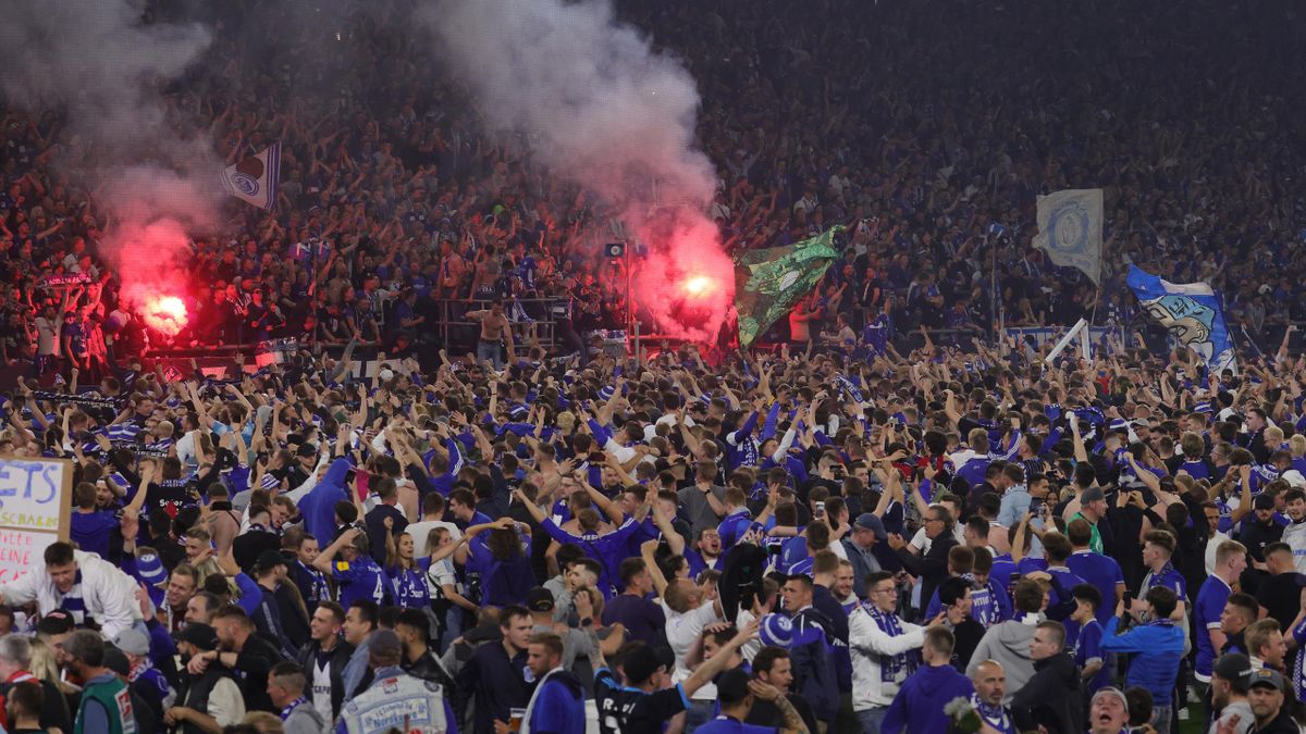 Schalke-Fans stürmten nach Abpfiff den Platz
