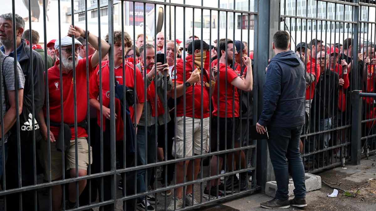 Fans des FC Liverpool warten auf Einlass zum Champions-League-Finale 2022 im Stade de France in Paris gegen Real Madrid