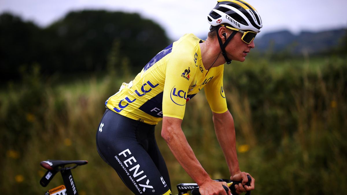 Mathieu van der Poel in de gele trui tijdens de Tour de France van 2021