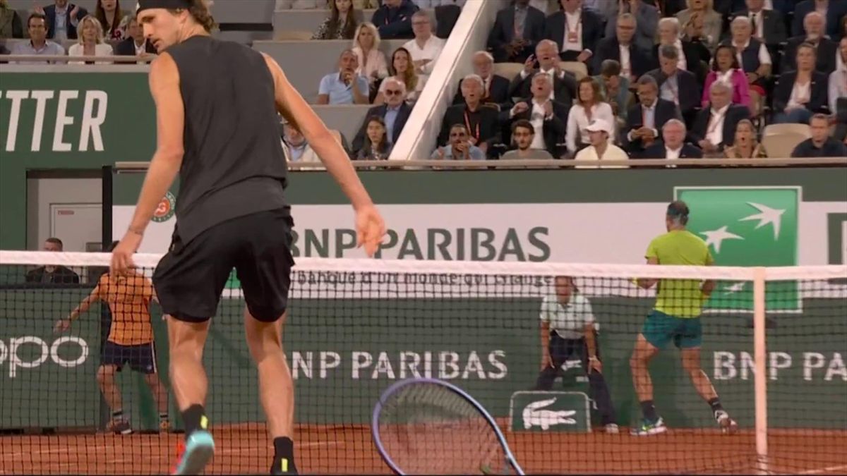 Alexander Zverev muss im Halbfinale gegen Rafael Nadal im Rollstuhl vom Platz und aufgeben