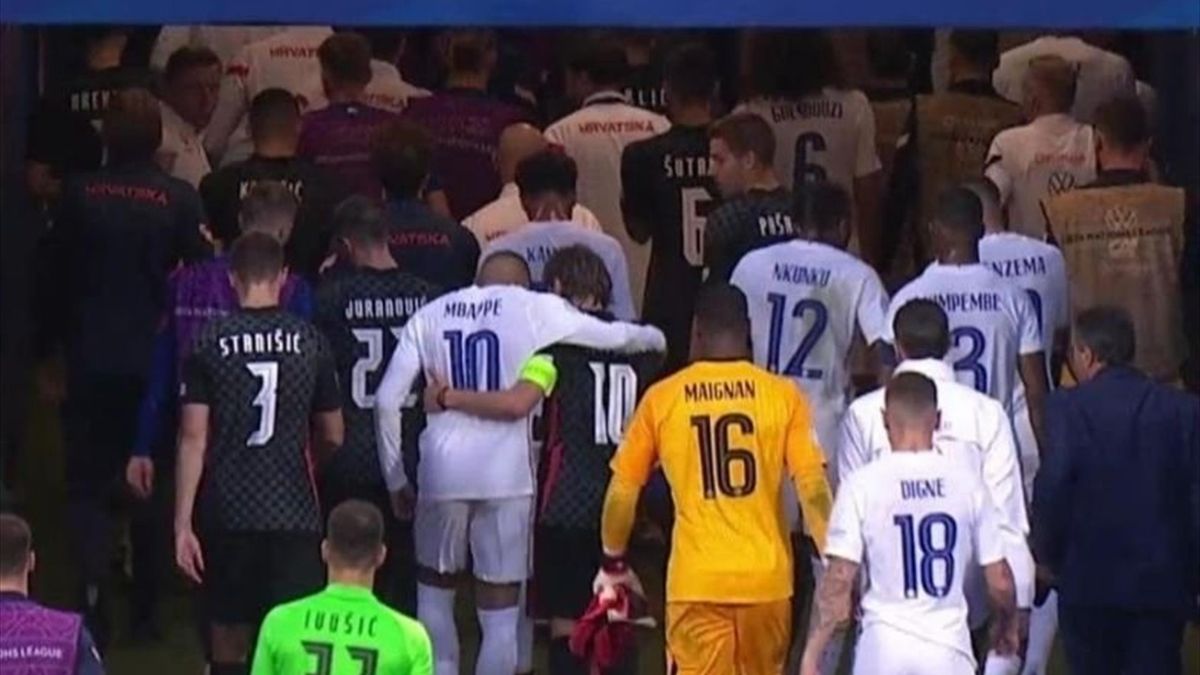 Modric y Mbappé se abrazan tras el partido de Nations League