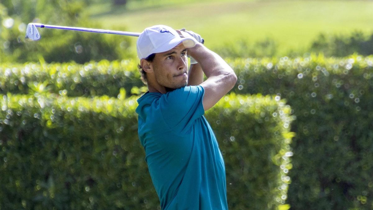 El tenista Rafael Nadal participa este domingo en el campeonato de Baleares absoluto de Golf que se está disputando en el campo de Son Servera (Mallorca).