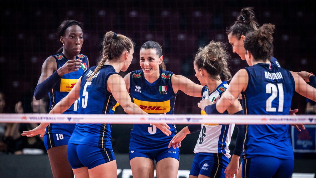 L'Italvolley femminile festeggia un punto durante il successo (3-1) contro la Polonia nella Volleyball Nations League 2022
