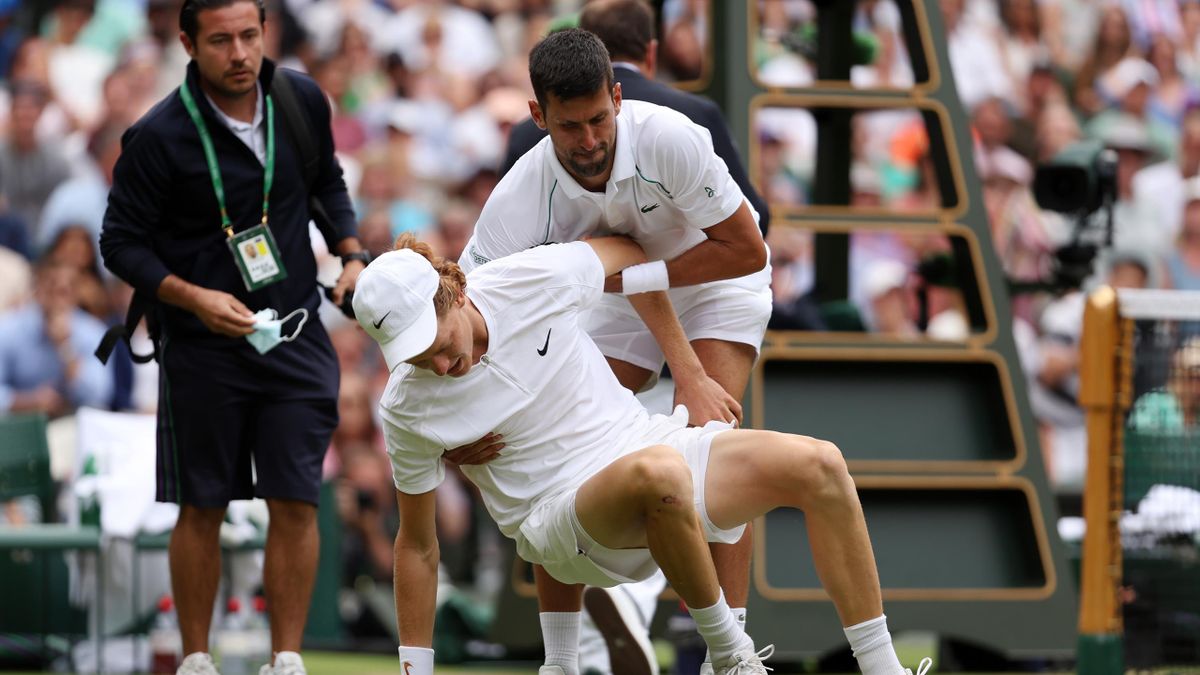 Wimbledon Novak Djokovic hilft Jannik Sinner im Viertelfinale nach Sturz wieder auf die Beine