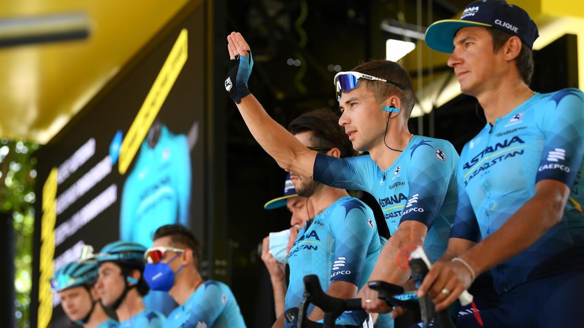 Team Astana voorafgaand aan de tiende etappe van de Tour de France