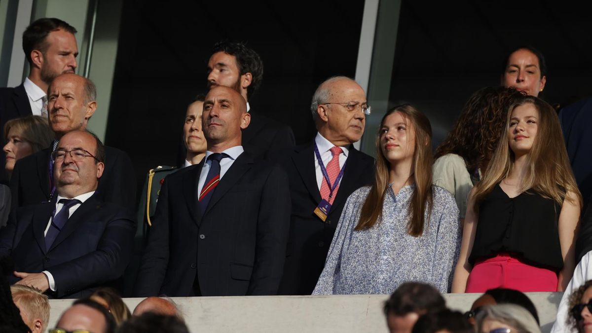La Princesa Leonor y la Infanta Sofía presencian este sábado el decisivo partido que España juega contra Dinamarca