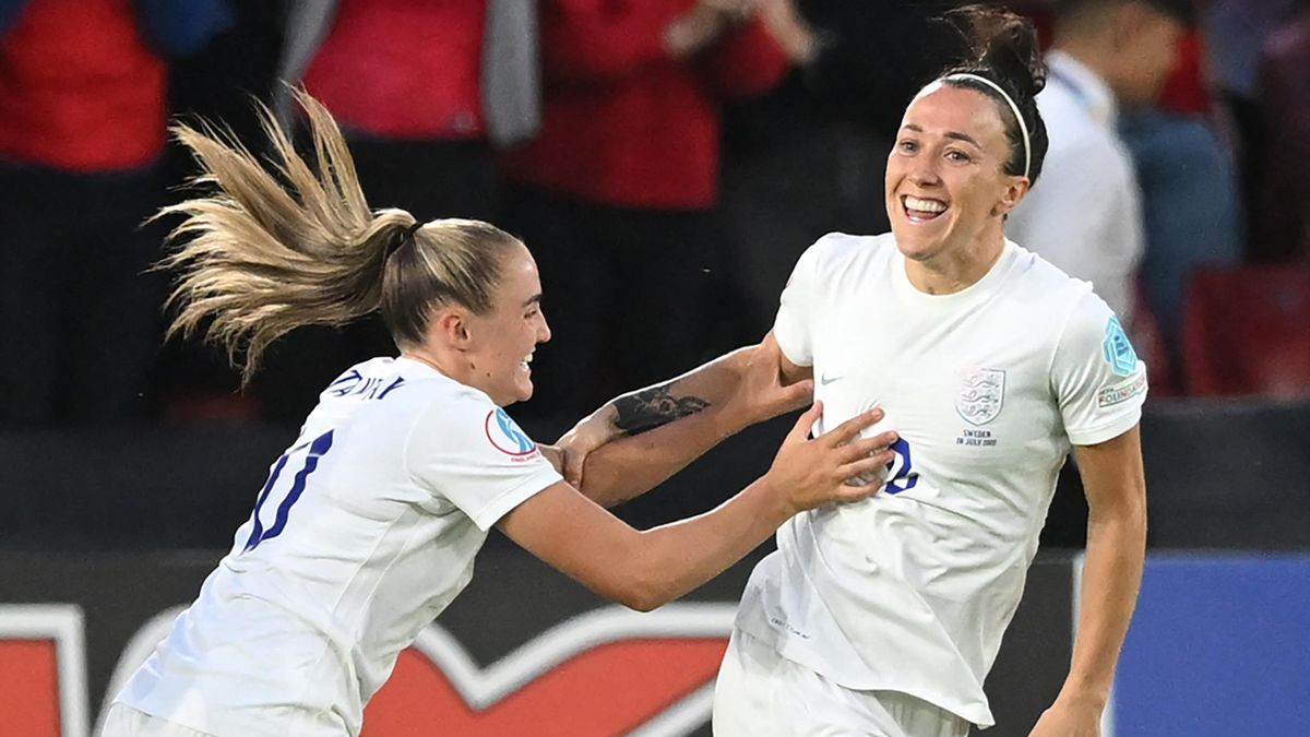 Lucy Bronze celebra su gol en el Inglaterra-Suecia