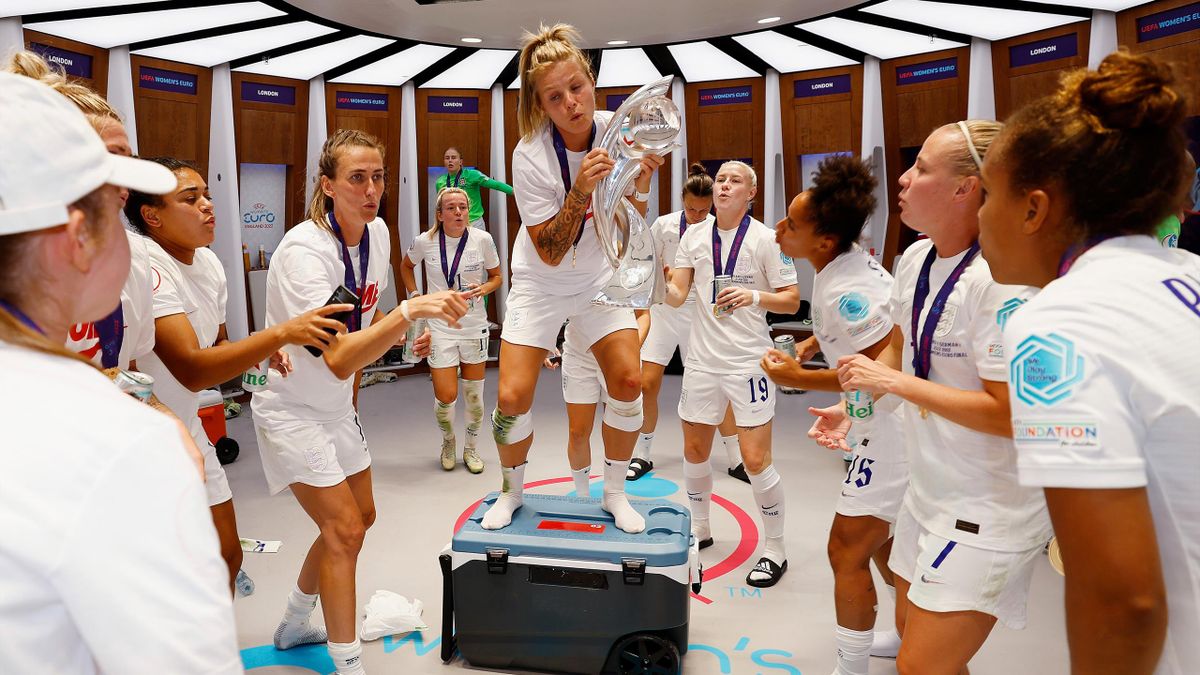 England 2-1 Germany (AET) Lionesses win first international trophy as extra-time Chloe Kelly strike seals Euro 2022