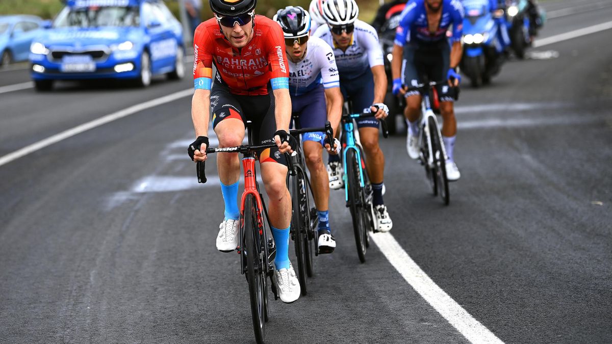 Fred Wright voert de kopgroep aan tijdens de zevende etappe van de Vuelta