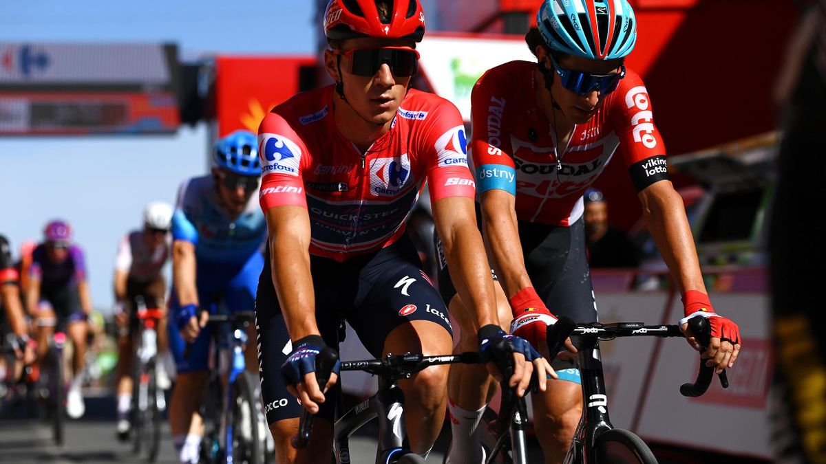 Remco Evenepoel, usando guantes tras su caída en la Vuelta a España 2022