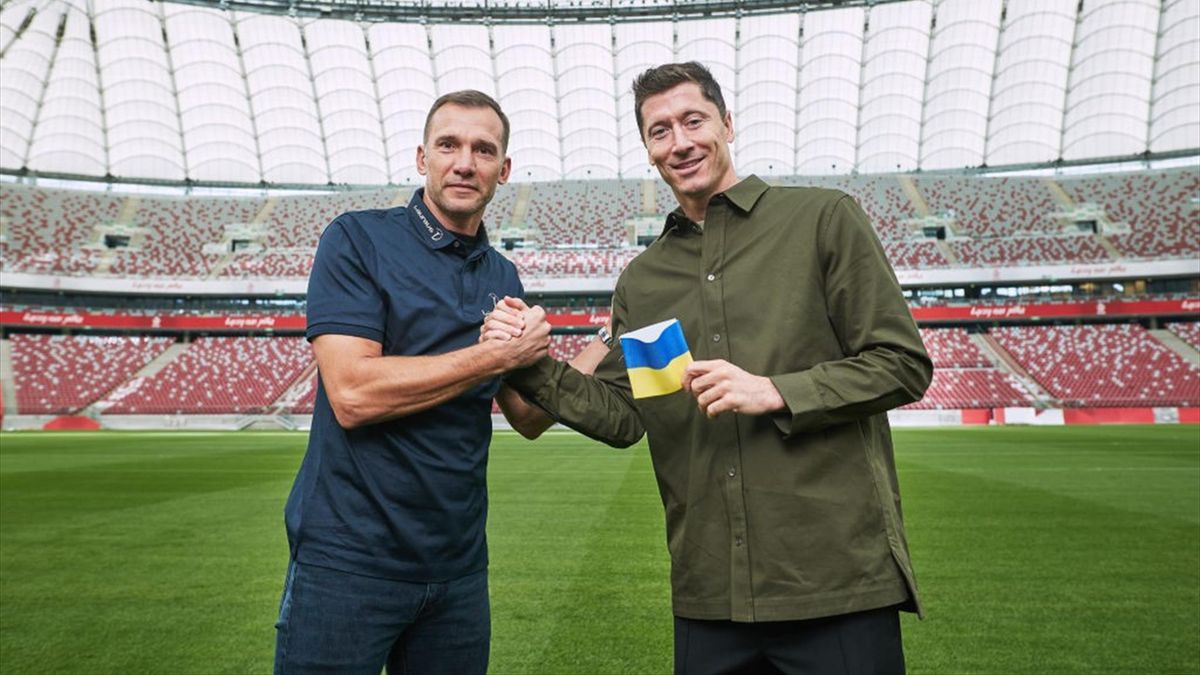 Lewandowski posa con Shevchenko y la bandera de Ucrania