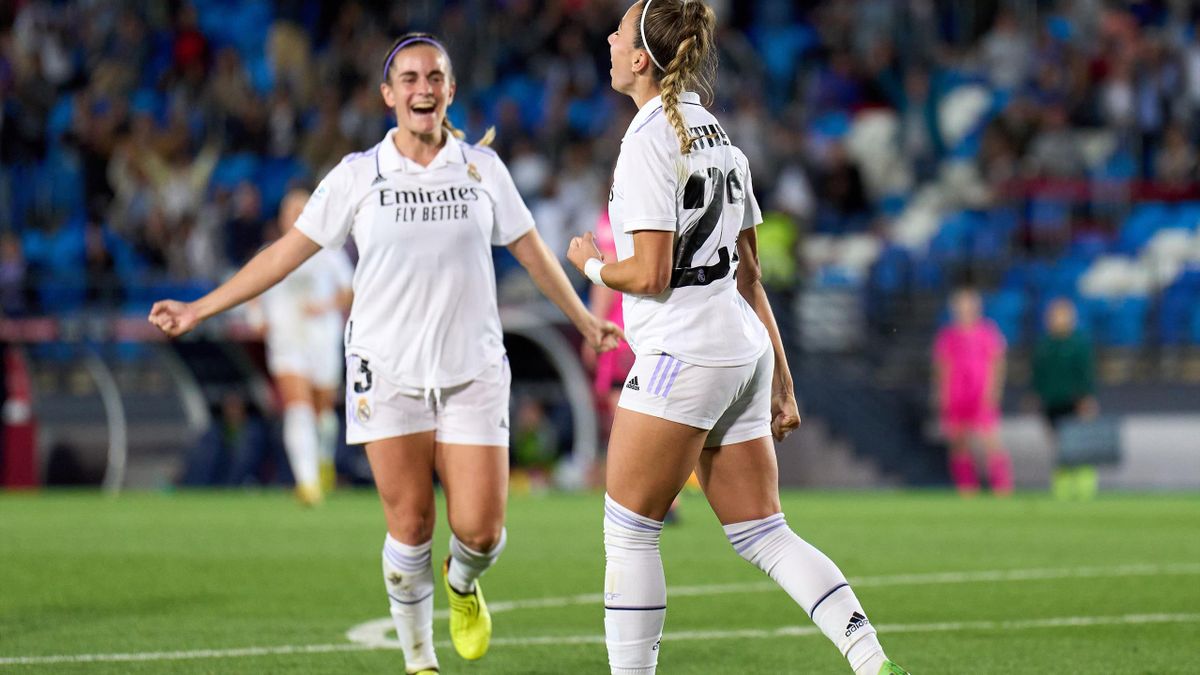 Athenea celebra junto a Teresa Abelleira un gol en el Real Madrid-Rosenborg