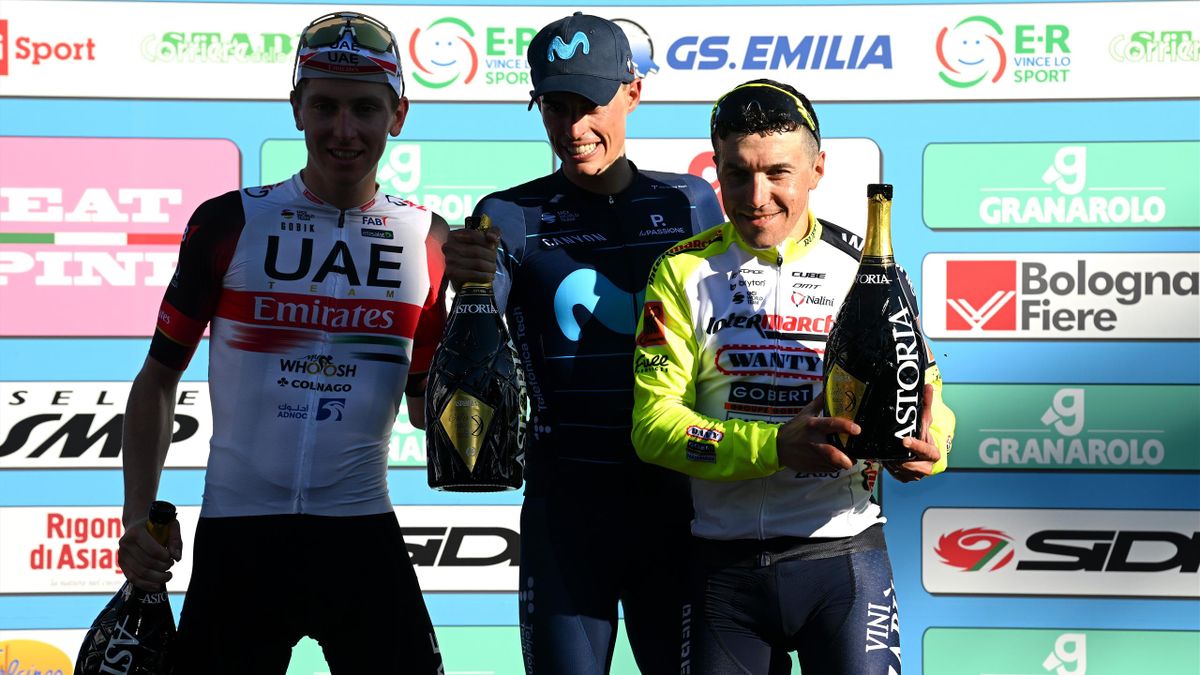 Enric Mas, en lo más alto del podio junto a Pogacar y Pozzovivo en el Giro dell'Emilia 2022