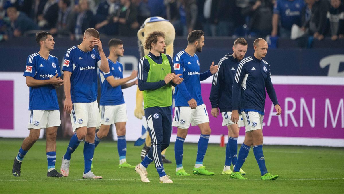FC Schalke 04 kassiert Heimniederlage gegen FC Augsburg - Hahn besorgt Entscheidung, Berisha fliegt vom Platz