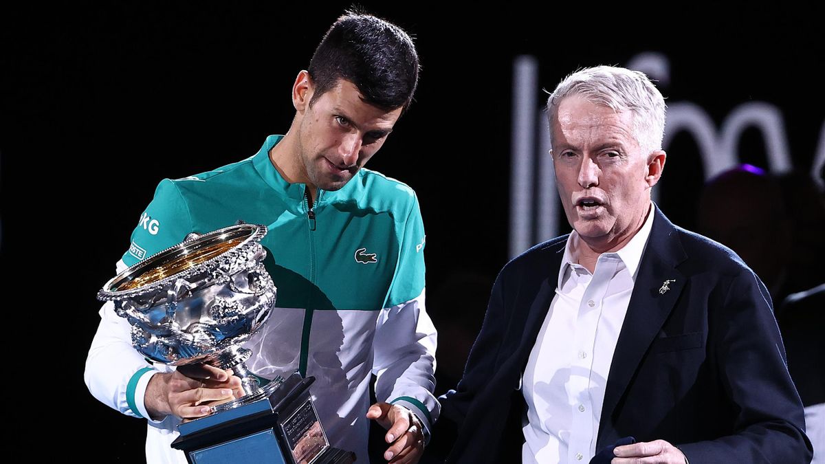 Novak Djokovic samen met Craig Tiley op de Australian Open van 2021.