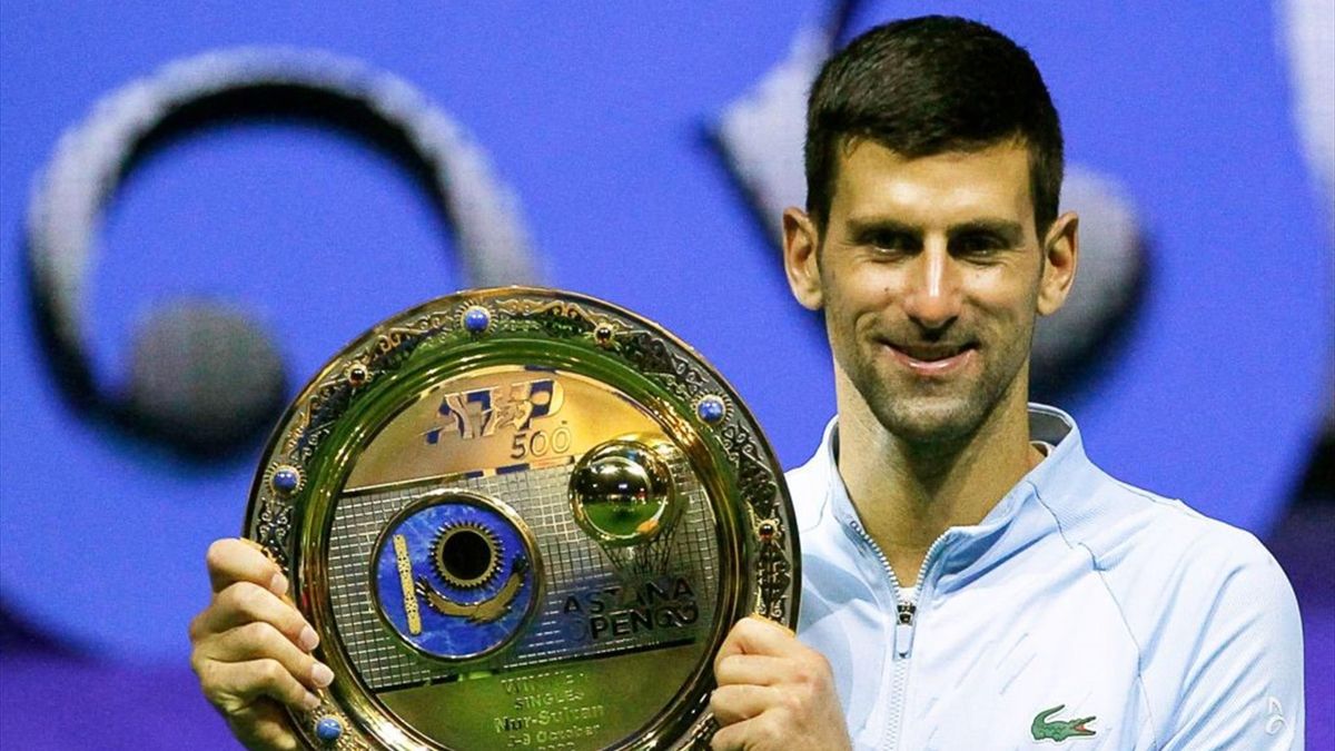 Novak Djokovic met de trofee in Astana