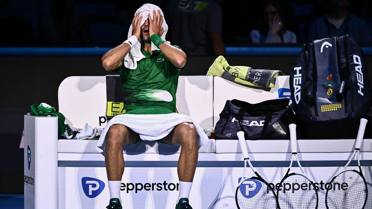 ATP Finals 2022 | Los gestos de cansancio extremo de Djokovic que hicieron  saltar las alarmas - Eurosport
