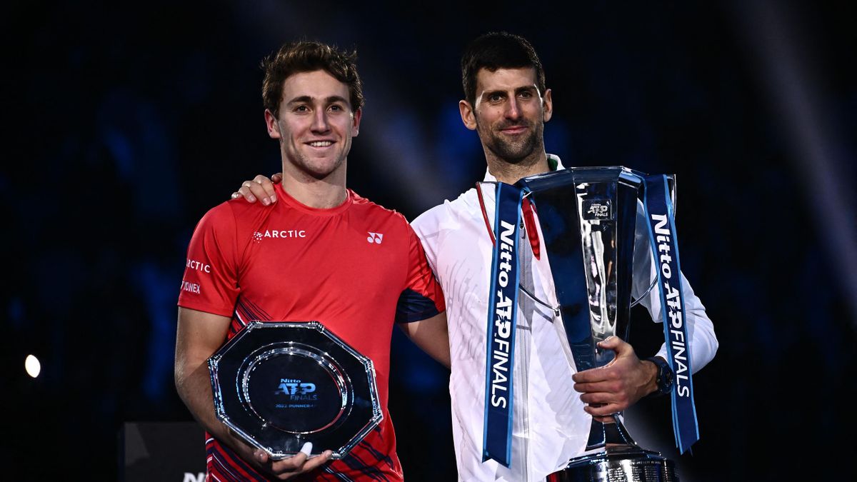 Casper Ruud y Novak Djokovic tras la final de la Copa de Maestros
