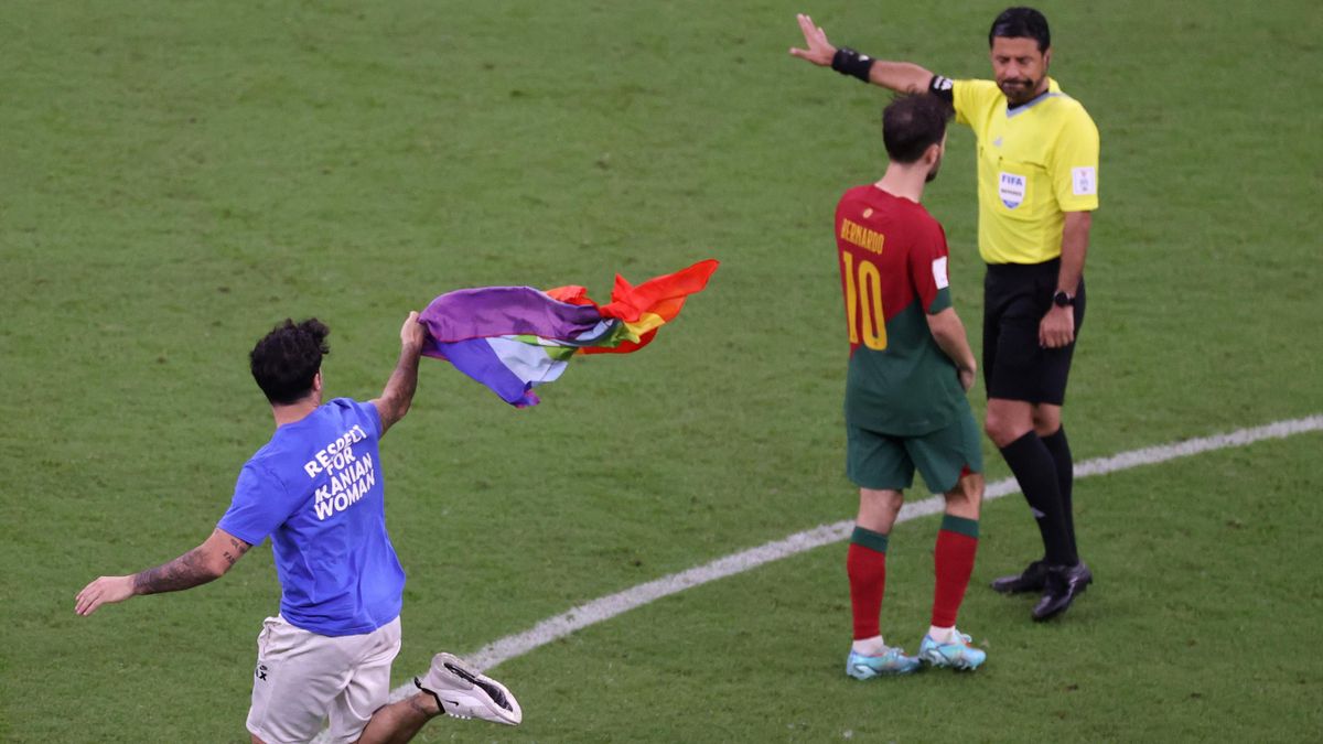 WM 2022 Flitzer mit Regenbogenfahne bei Portugal-Spiel auf dem Platz