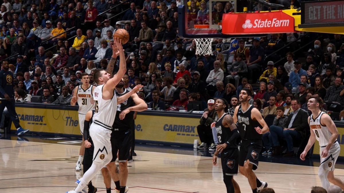 Jokic pone a los Nuggets líderes en el Oeste y los Knicks aprovechan la baja de Curry