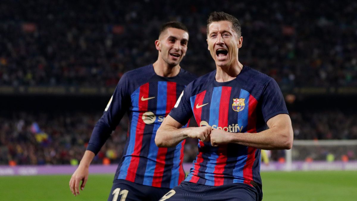 Barcelona 2-0 Cadiz Sergi Roberto and Robert Lewandowski score as Barca go eight points clear of Real Madrid