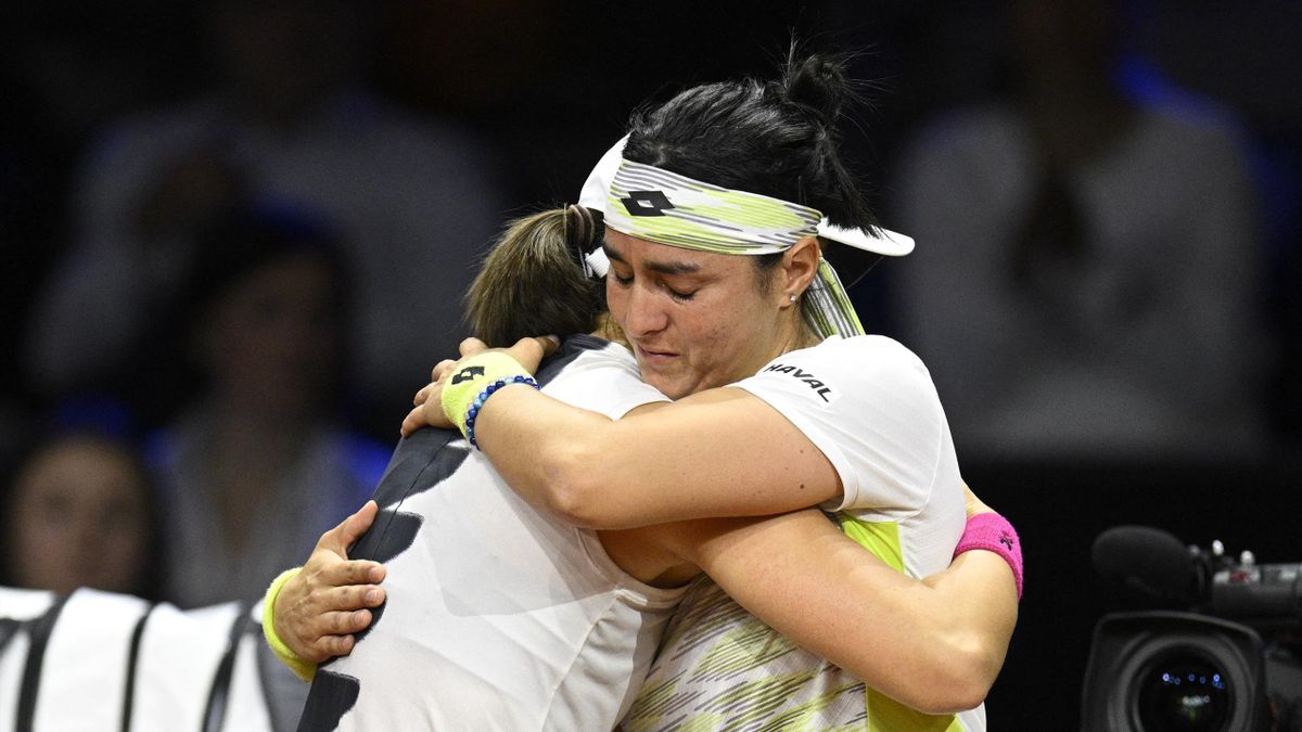 Iga Swiatek advances to Stuttgart Open final as tearful Ons Jabeur retires with another injury