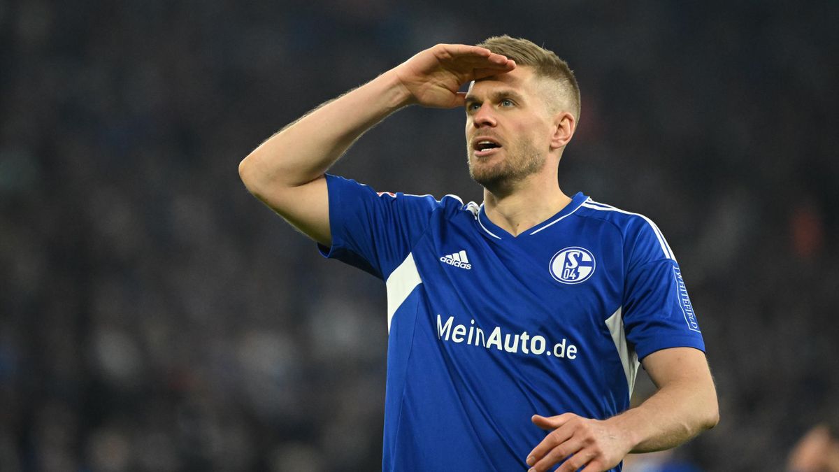 FC Schalke 04 Simon Terodde bleibt nach Abstieg nun doch beim Verein - Kehrtwende des Torjäger offiziell