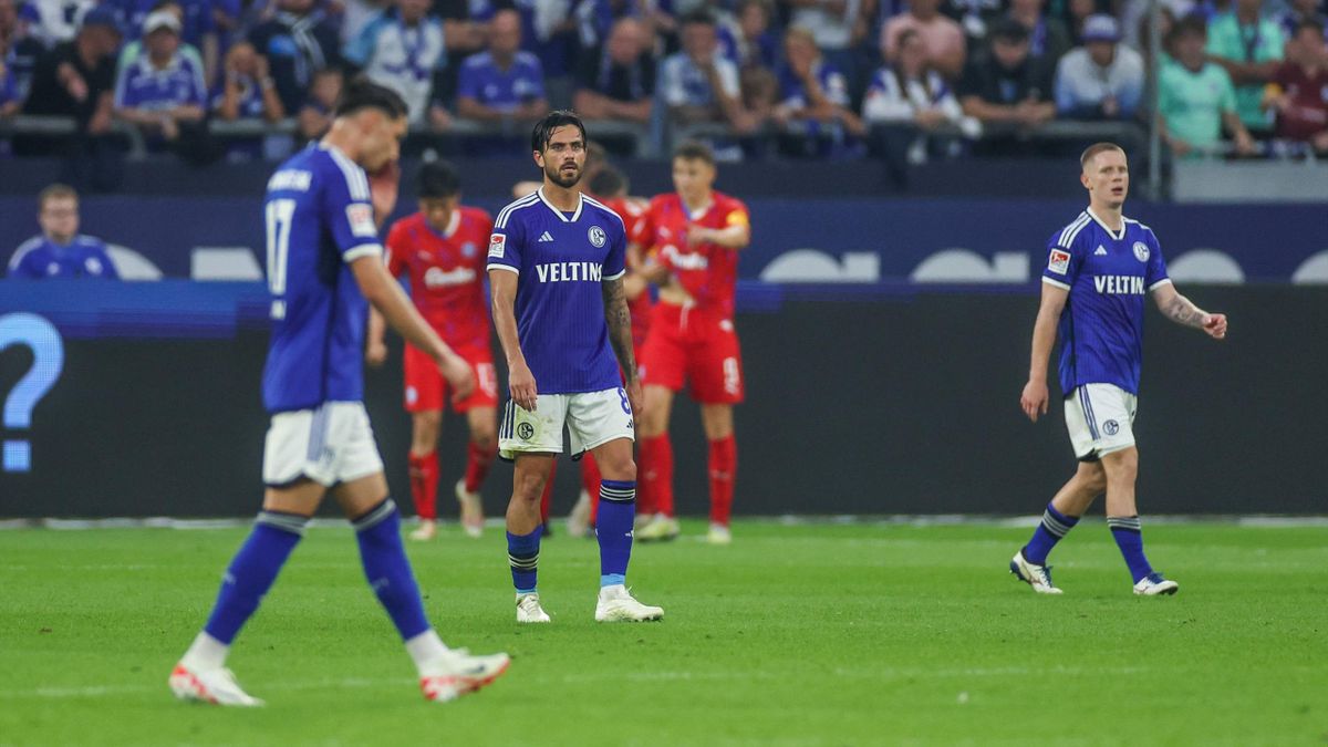 Schalke 04 kassiert dritte Pleite im vierten Spiel - Kaiserslautern mit Arbeitssieg in Paderborn
