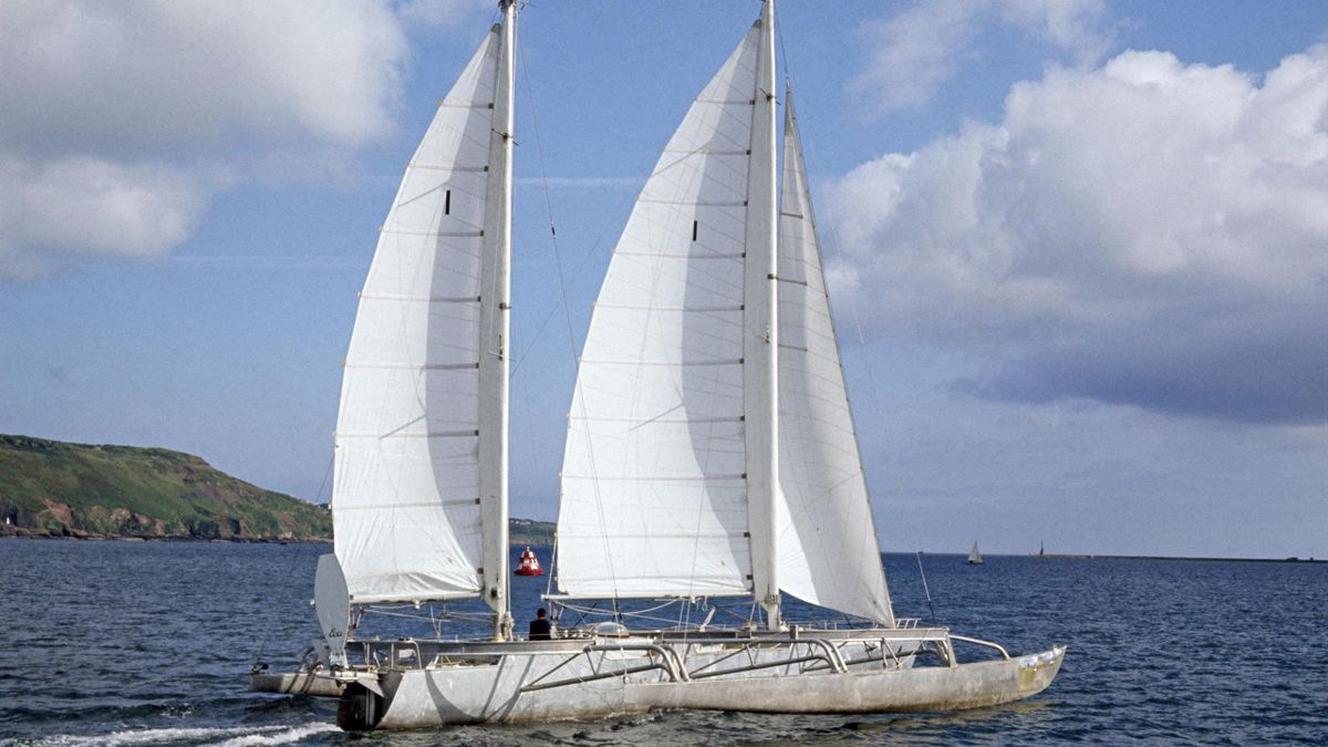 Seize heures sous un bateau: Un skipper français sauvé miraculeusement dans  l'Atlantique