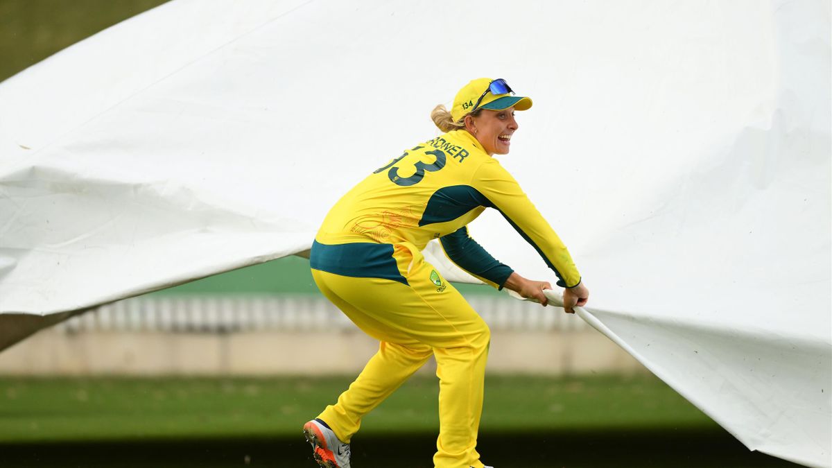 Australia players help out groundstaff as second ODI vs West Indies  abandoned due to rain - Eurosport