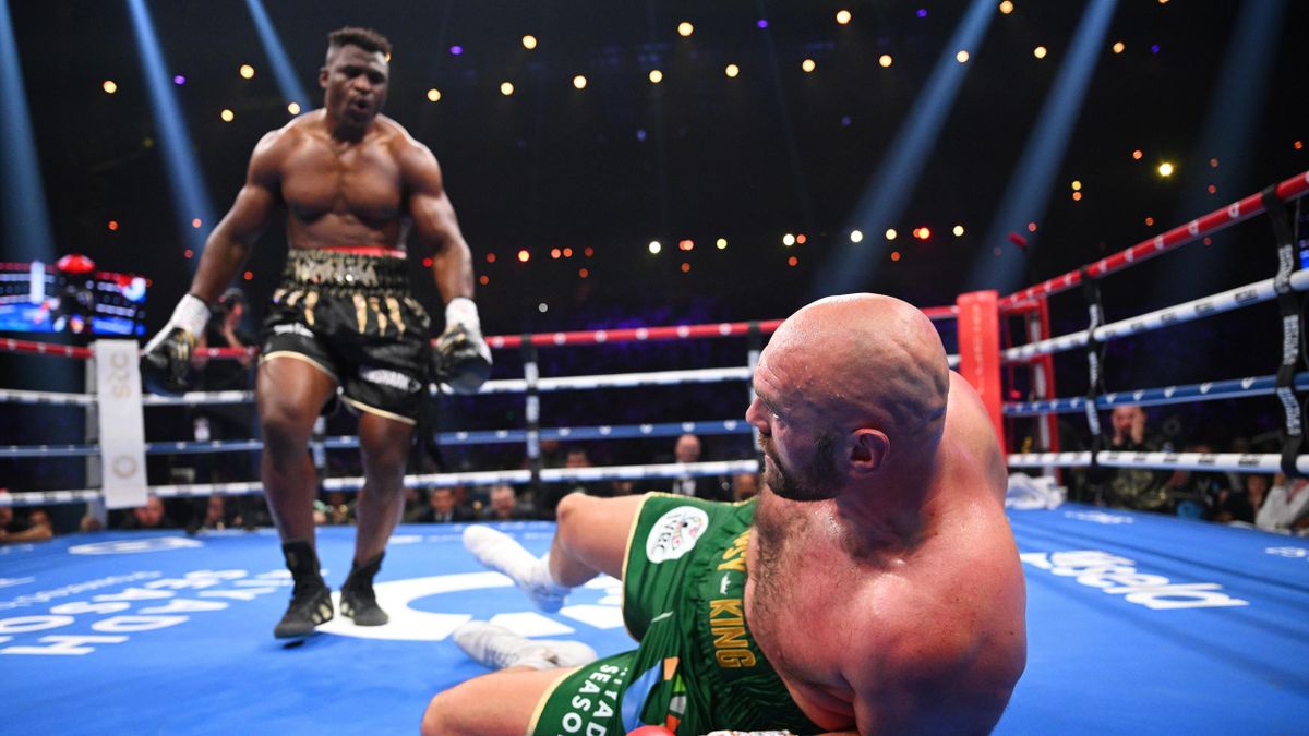 Weltmeister Tyson Fury geht gegen MMA-Star Francis Ngannou auf die Bretter und siegt hauchdünn nach Punkten