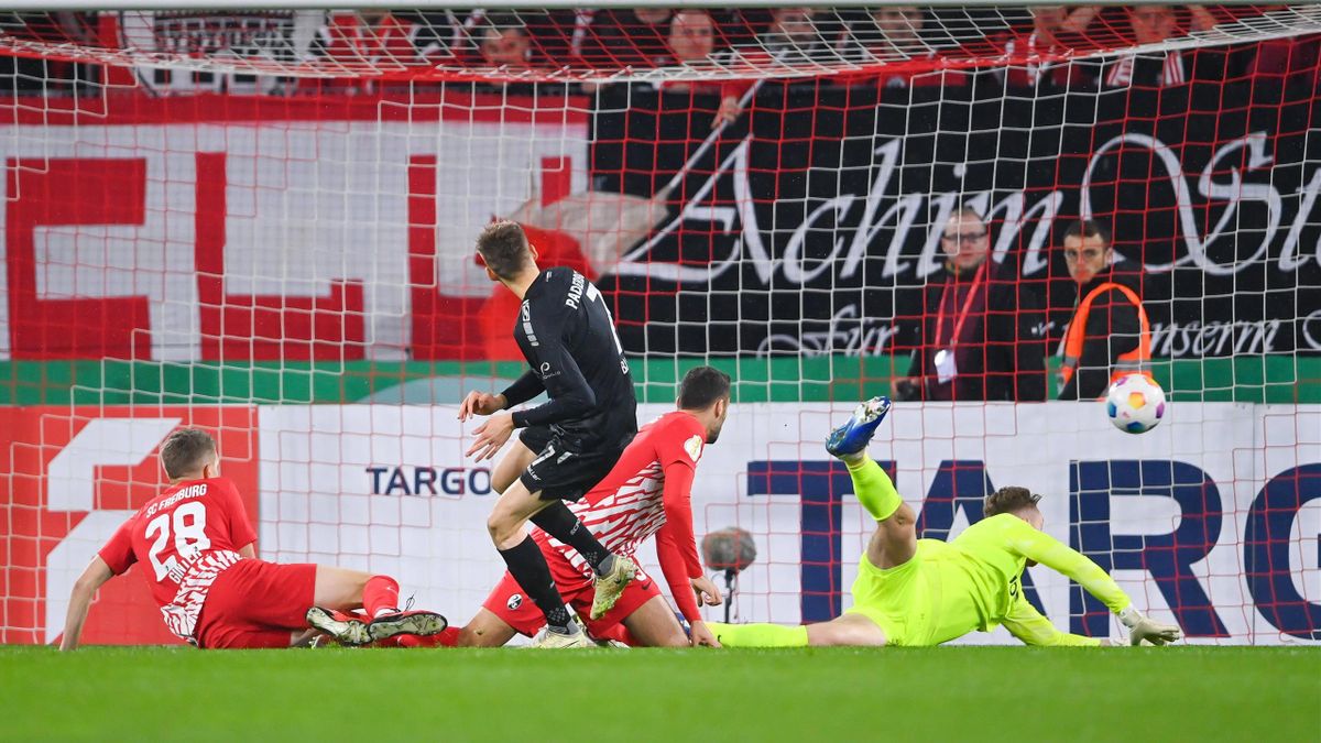 DFB-Pokal SC Freiburg blamiert sich in Runde zwei gegen Paderborn - Leverkusen besiegt Sandhausen dank furiosem Finish