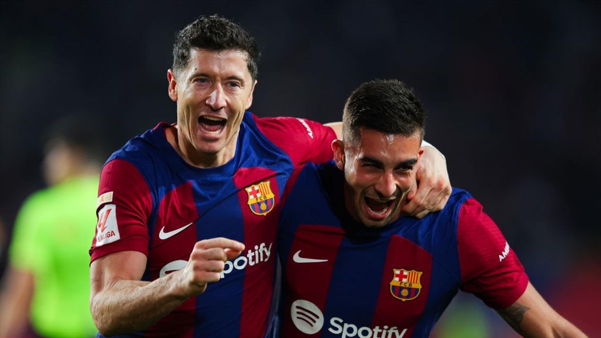 Barcelona 2-1 Deportivo Alaves - Robert Lewandowski brace gives Barca  comeback La Liga win over Deportivo Alaves - Eurosport