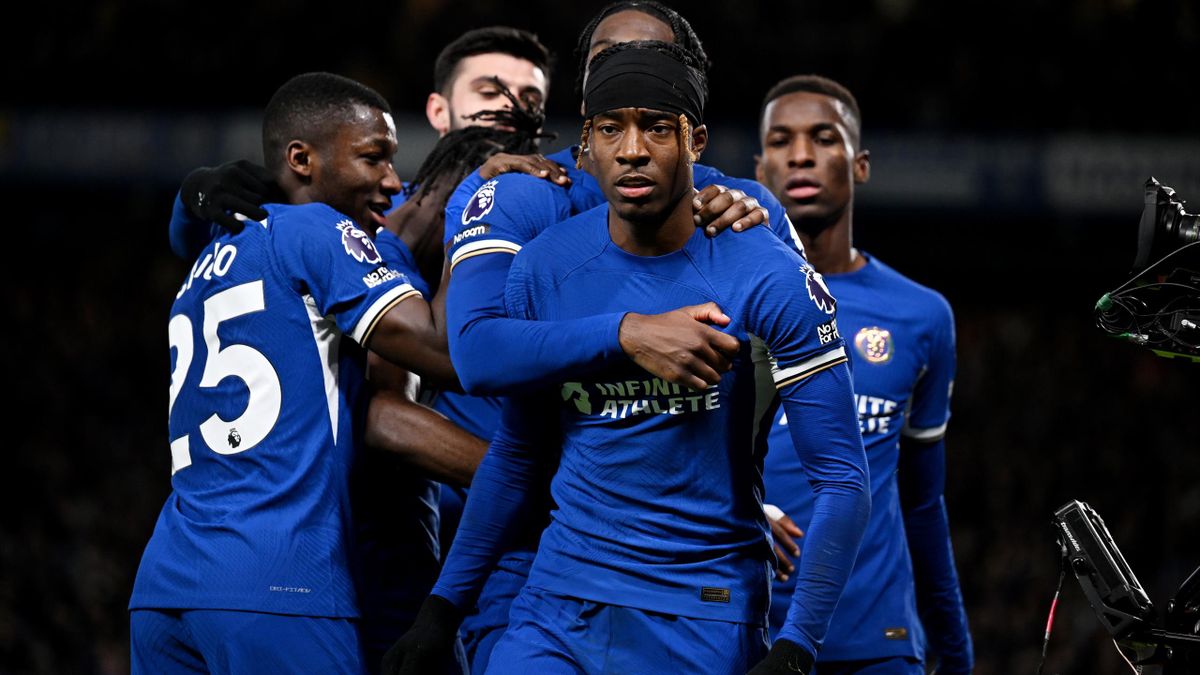 Chelsea 2-1 Crystal Palace: Noni Madueke's late penalty sees Blues