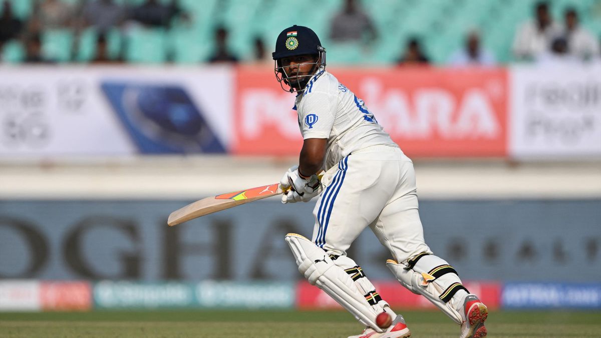 Alastair Cook hails 'serious run-getter' Sarfaraz Khan after impressive  debut for India against England - Eurosport