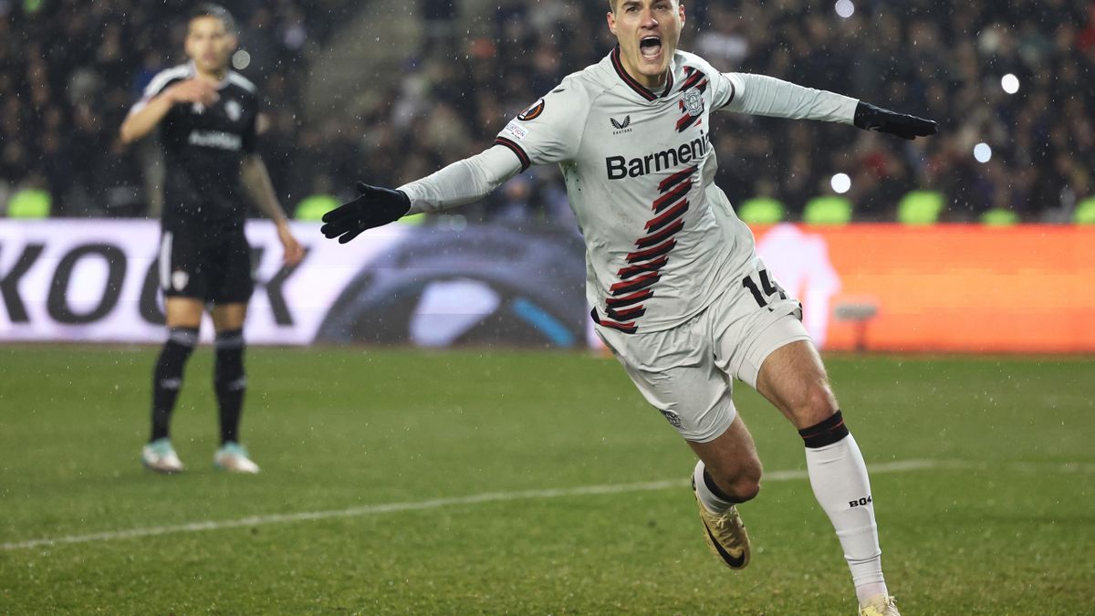 UEFA Europa League Rangers hold Benfica to a 2 2 draw while