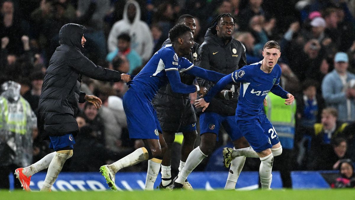 Chelsea 4 3 Manchester United Cole Palmer scores twice in added time as Chelsea stun Man Utd in chaotic affair Eurosport