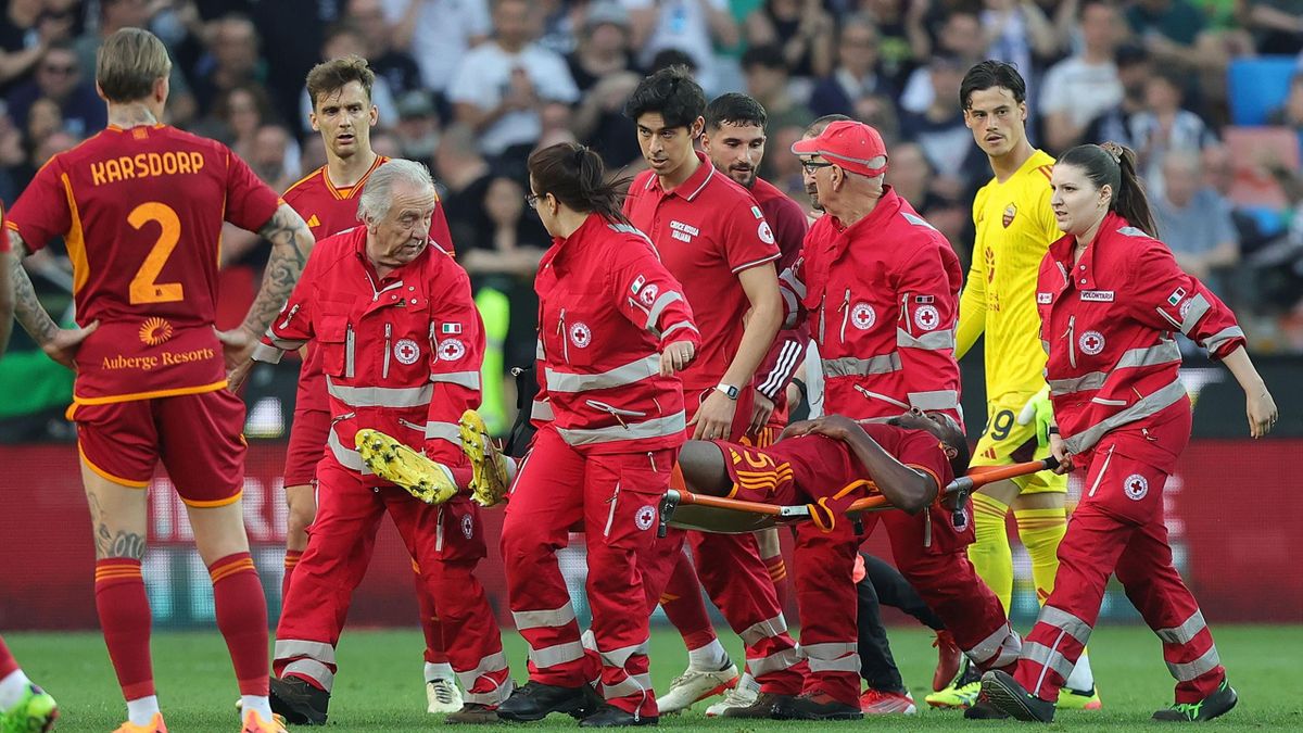 Evan Ndicka: Udinese v Roma encounter abandoned after defender collapses  during Serie A match - Eurosport