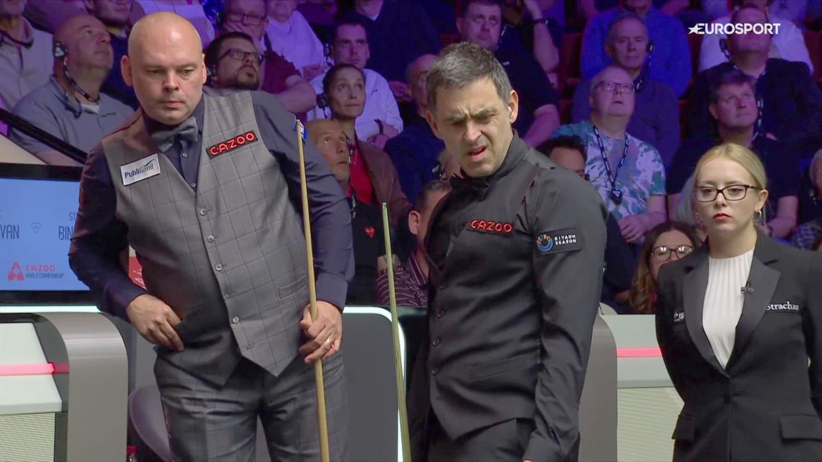 World Snooker Championship - Ronnie O'Sullivan and Stuart Bingham 'Mistake' Leaves Black Ball Over Pocket